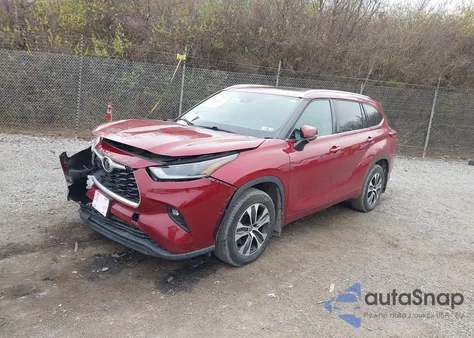 2021 Toyota Highlander Xle z USA, uszkodzony, nr VIN 5TDGZRBH5MS558053